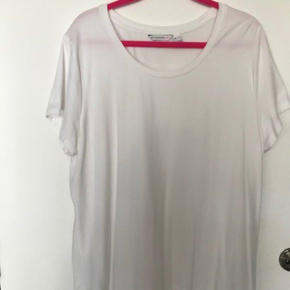 NEW ISAACMIZRAHI WHITE FLATTERING LONGER BACK TOP - Picture 1 of 4